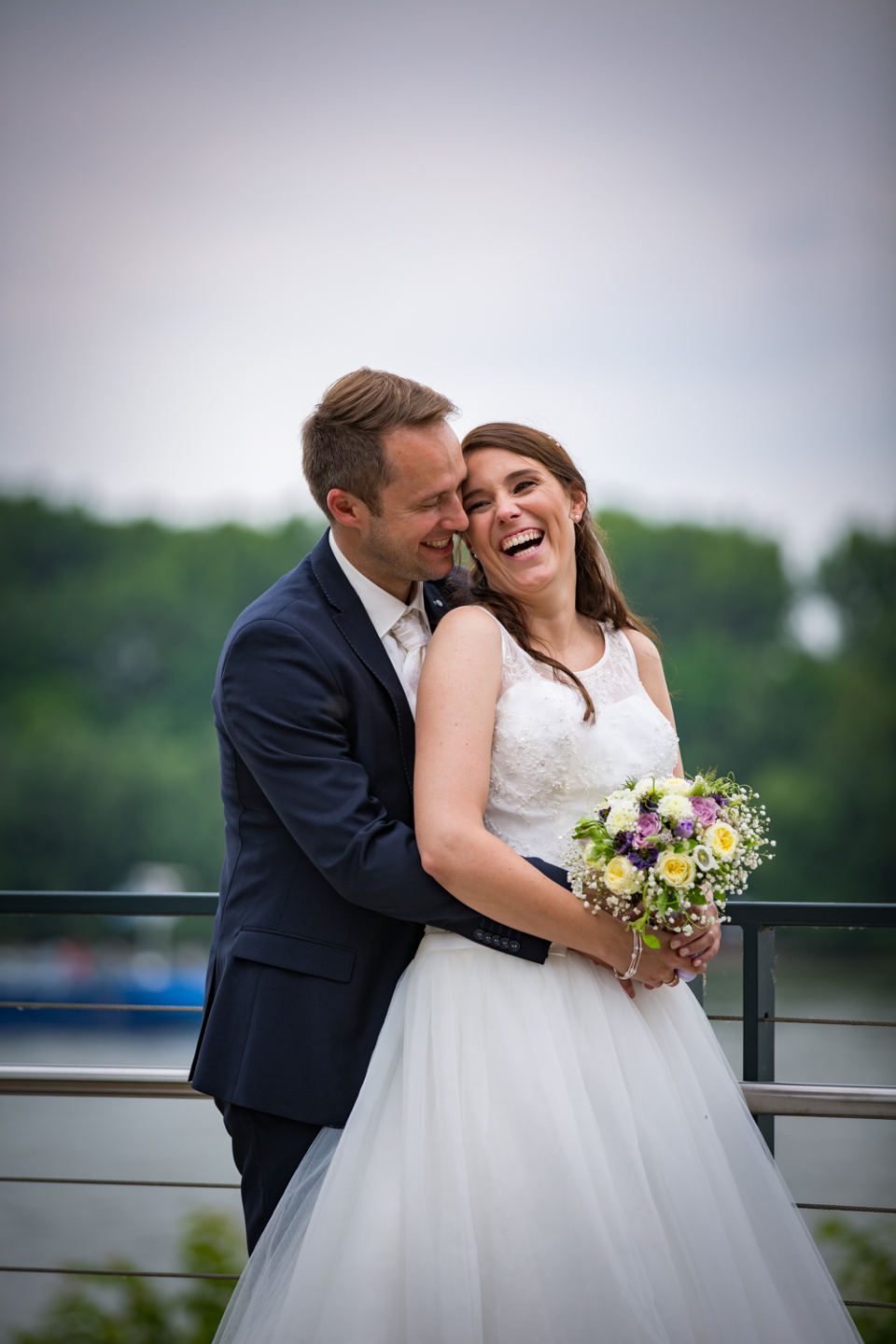 Wunderschönes Hochzeitsfoto auf einer Brücke am Rhein Ufer.