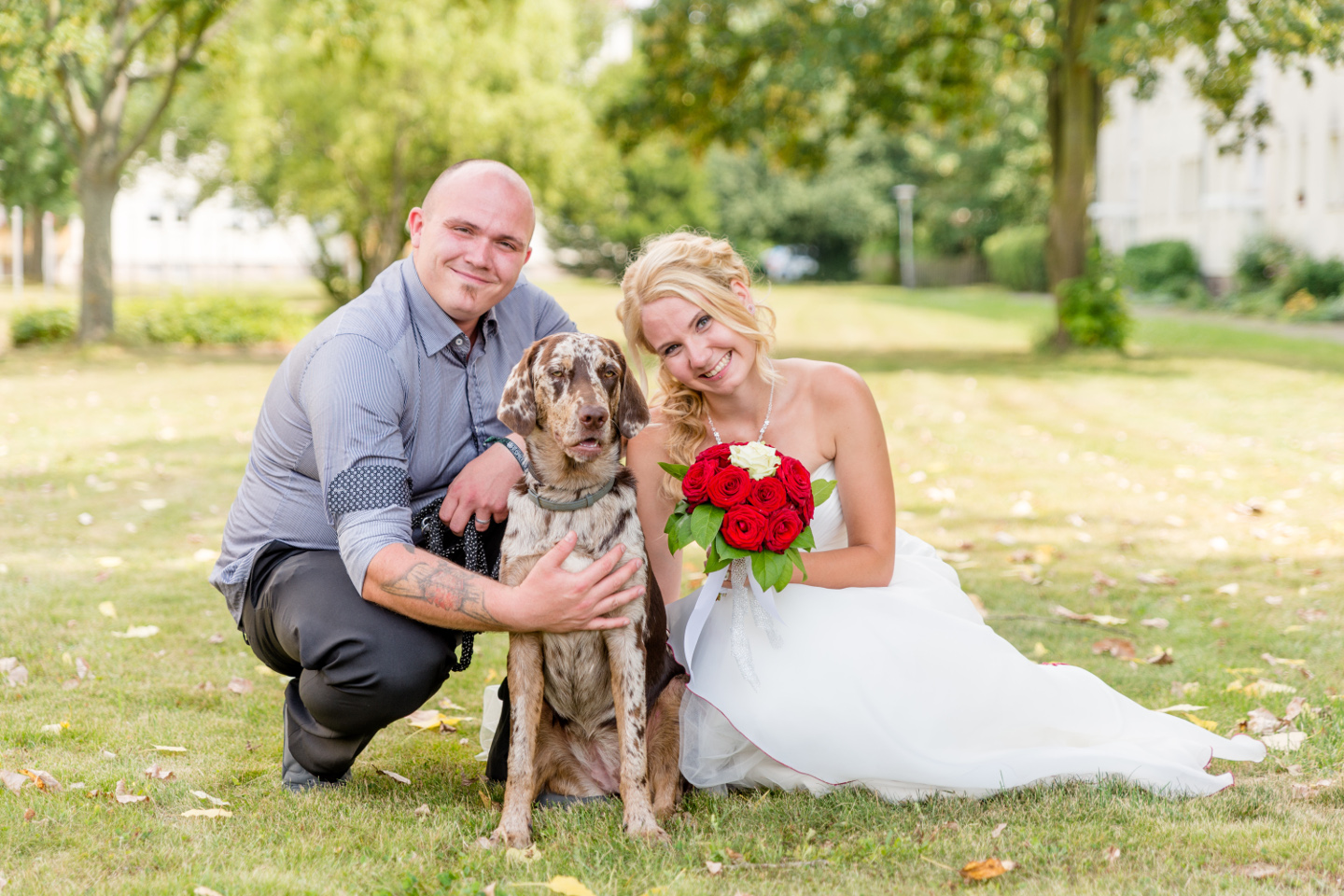 Hochzeitsfoto mit Hund, Frau und Mann.