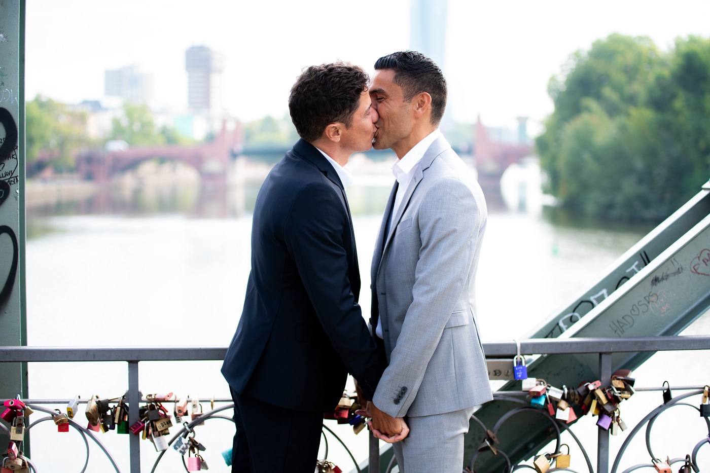 Hochzeitsfotograf auf dem Eisernen Steg in Frankfurt bei Männerhochzeit