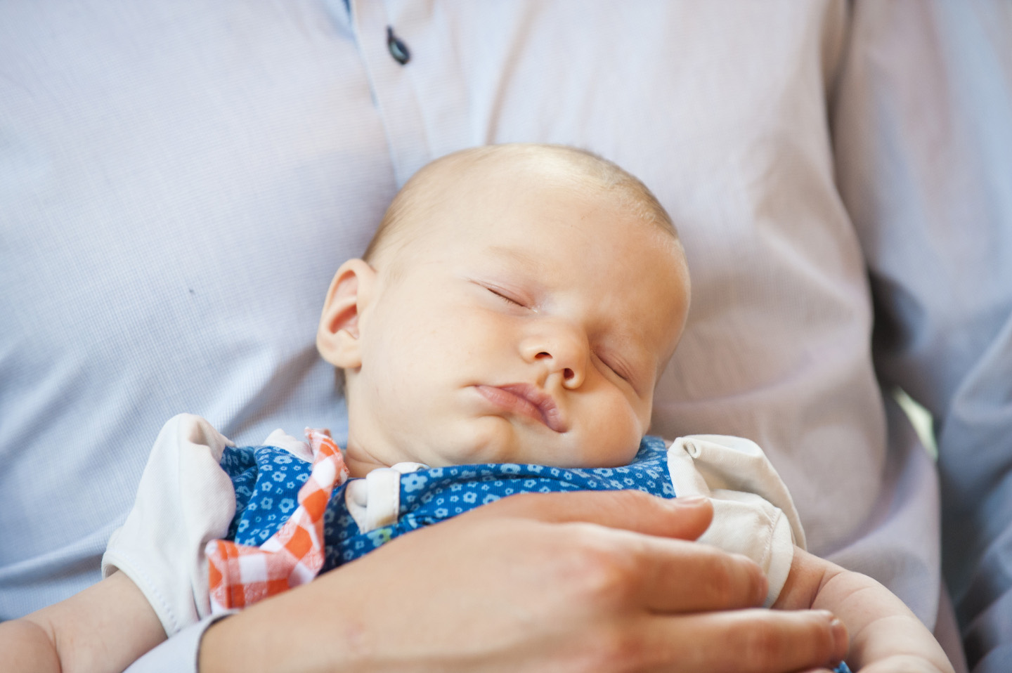 Taufe in der Kirche und das Baby schläft